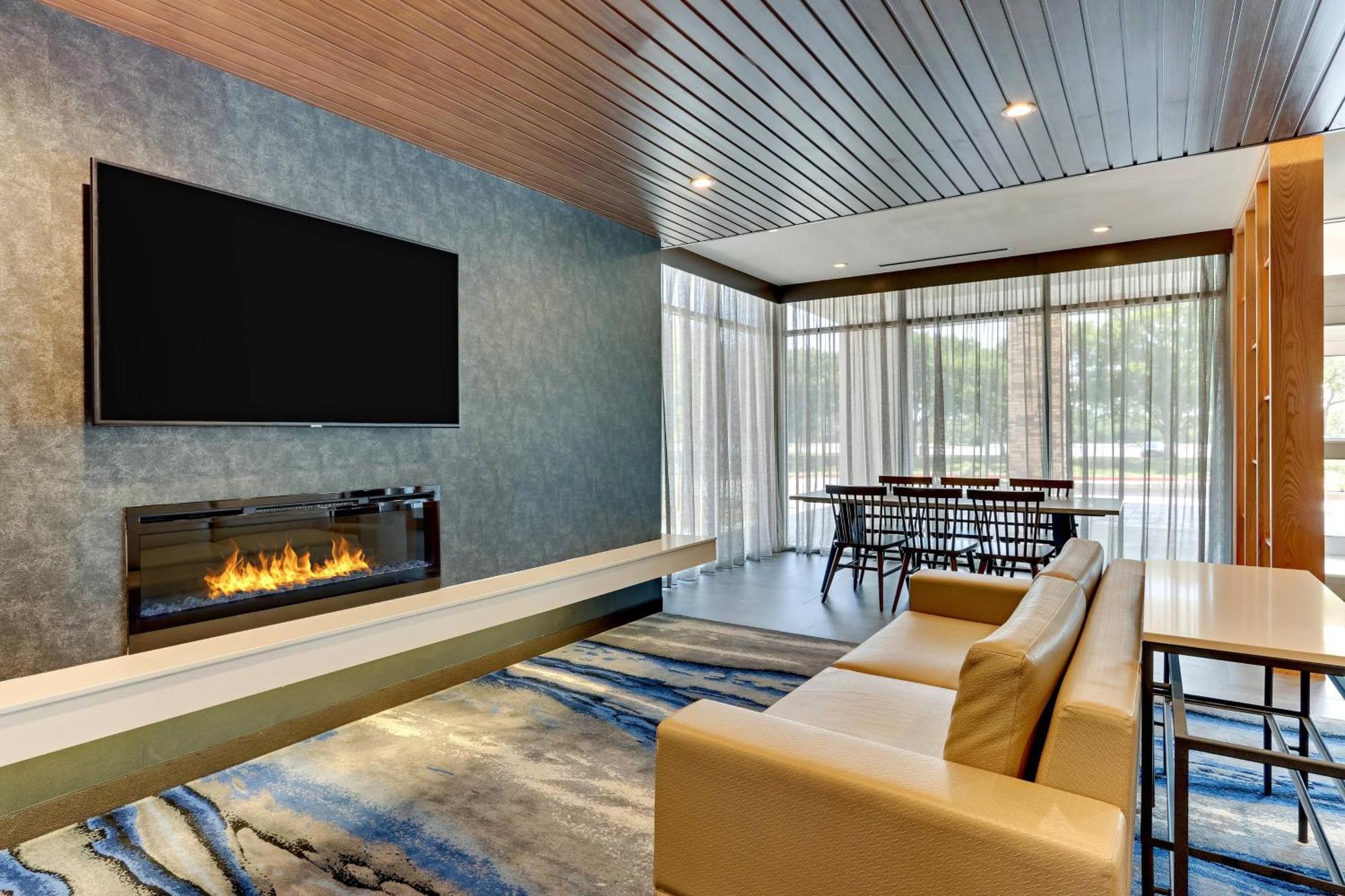 Fairfield Inn & Suites By Marriott Dallas Love Field Exterior photo
