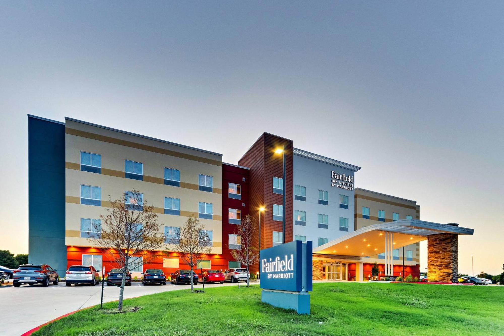 Fairfield Inn & Suites By Marriott Dallas Love Field Exterior photo
