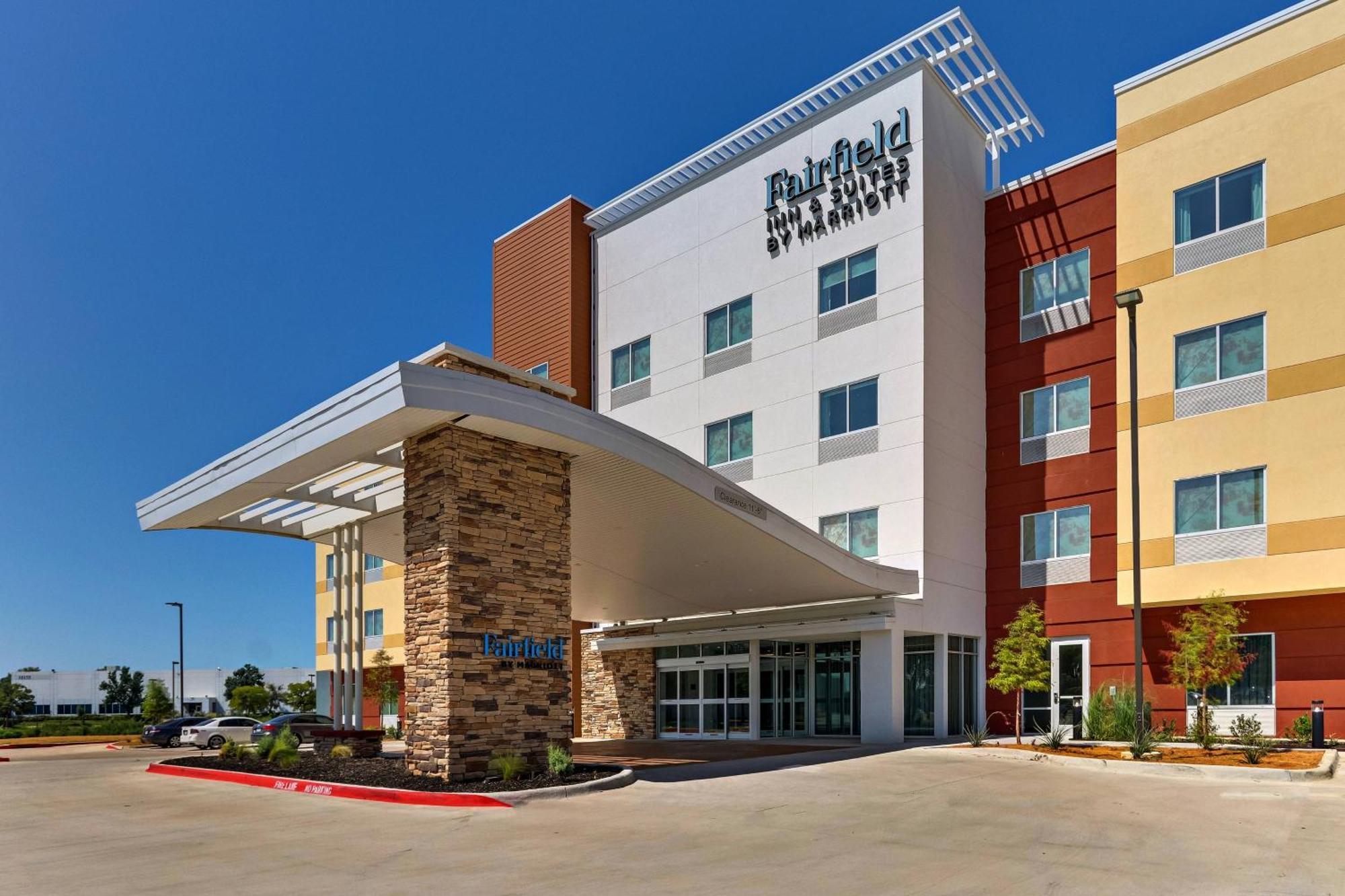 Fairfield Inn & Suites By Marriott Dallas Love Field Exterior photo