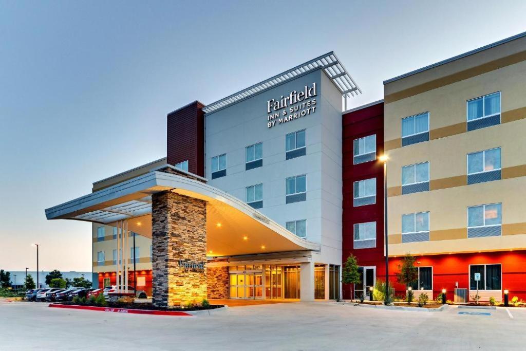 Fairfield Inn & Suites By Marriott Dallas Love Field Exterior photo